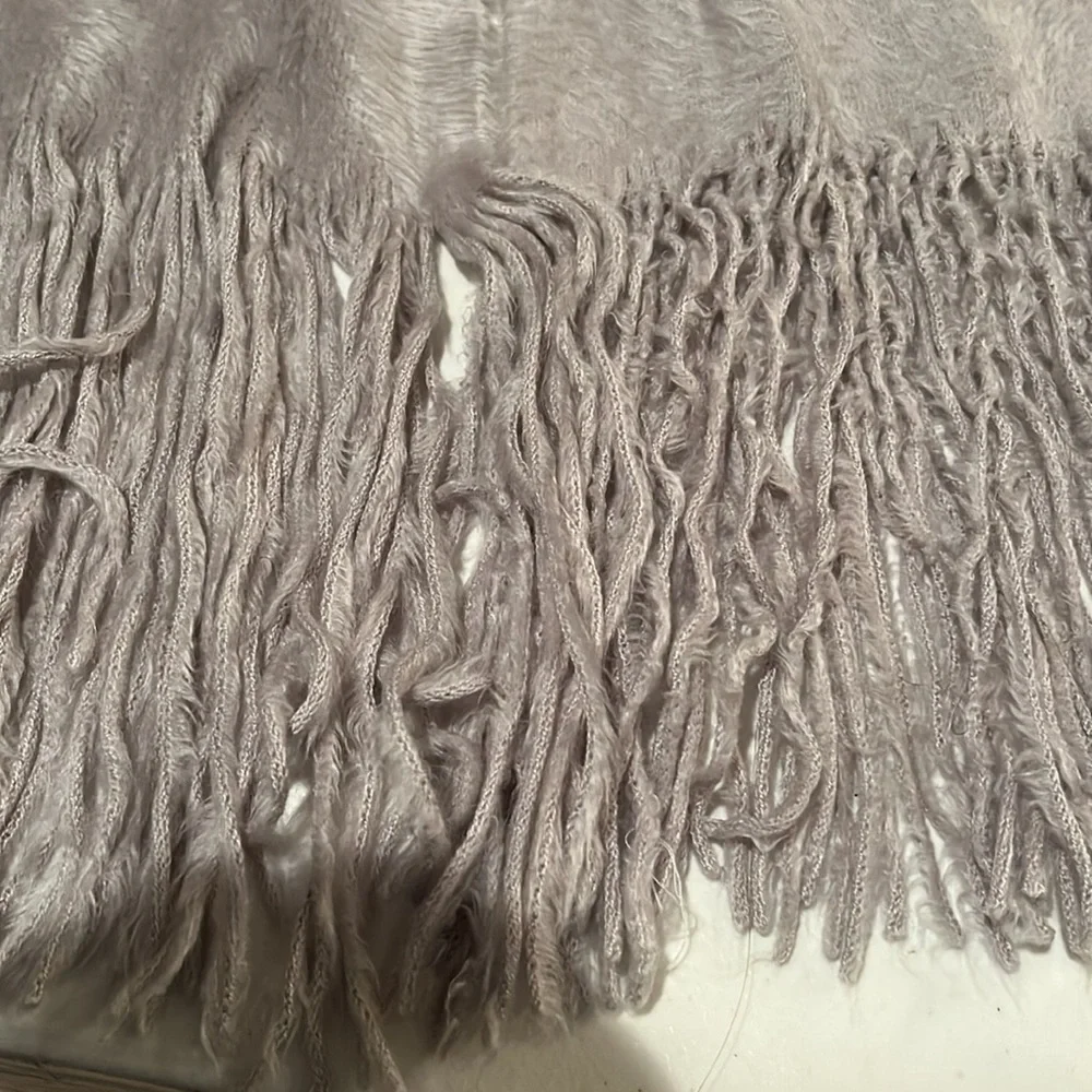 Bebe  gray / silver super soft knit fringe scarf silver BeBe patch mohair look*🆓
